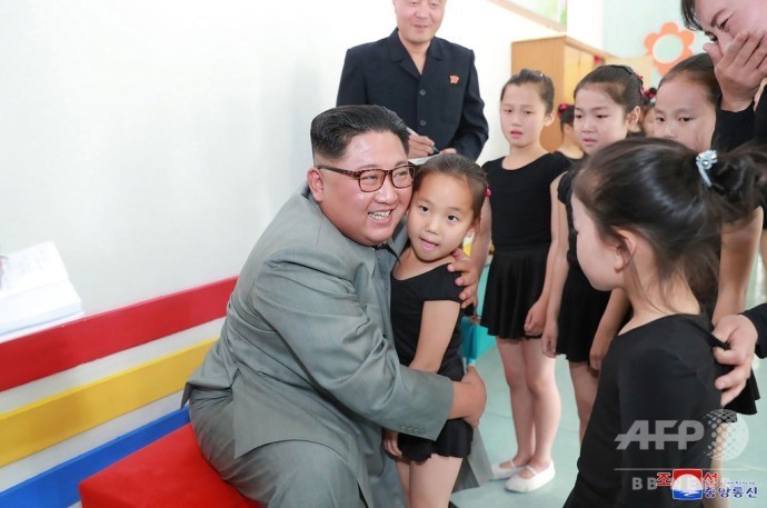 金正恩にハグされる少女たちをご覧ください 千五百秋の瑞穂の国